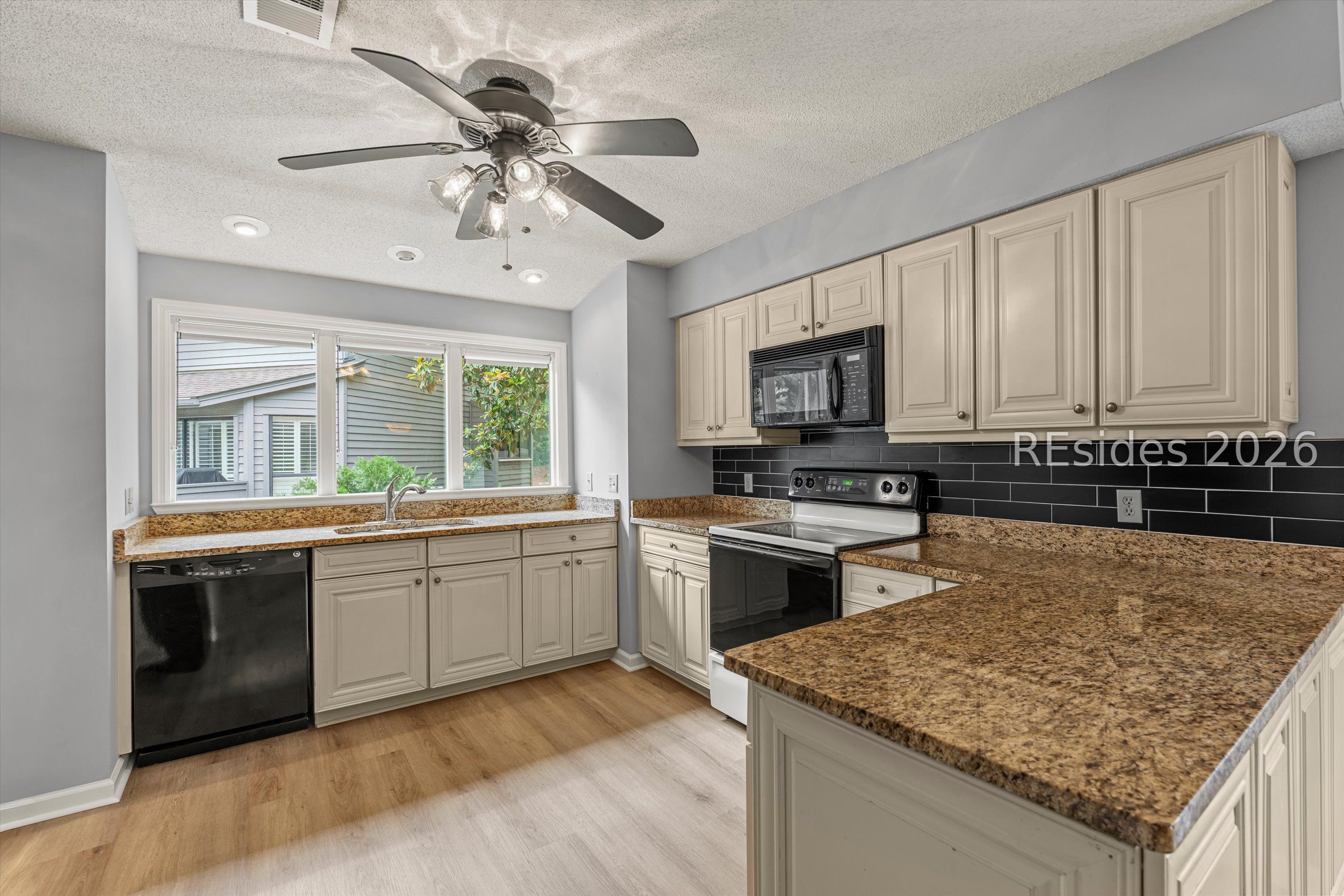 17 Lake Forest Drive Unit: APT 3347