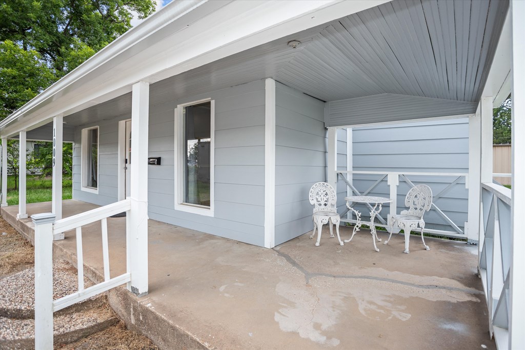 1009 E Denman Avenue