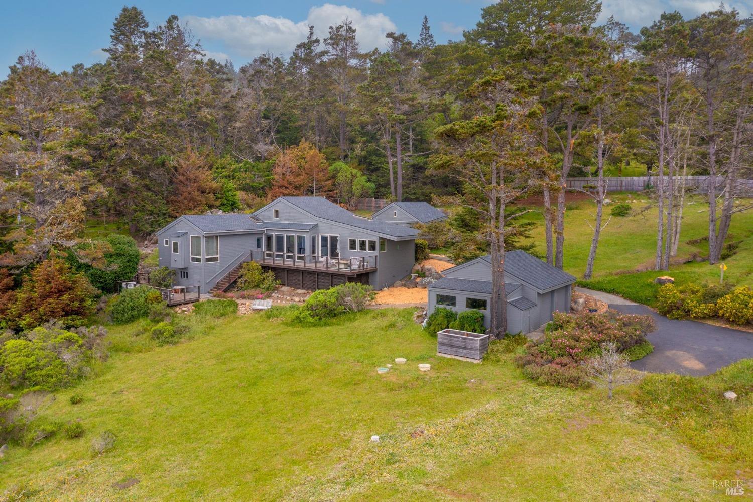 22201 Pacific View Dr