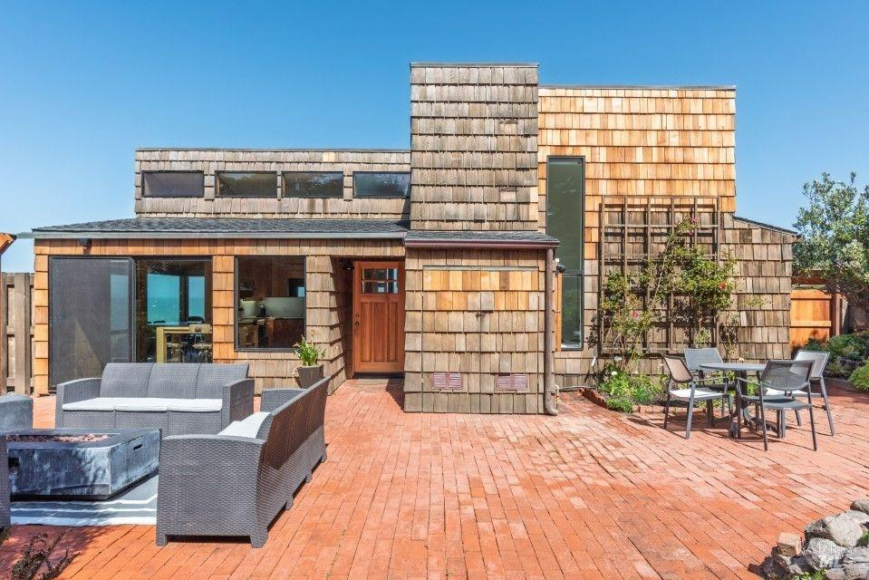 67 Black Point Reach