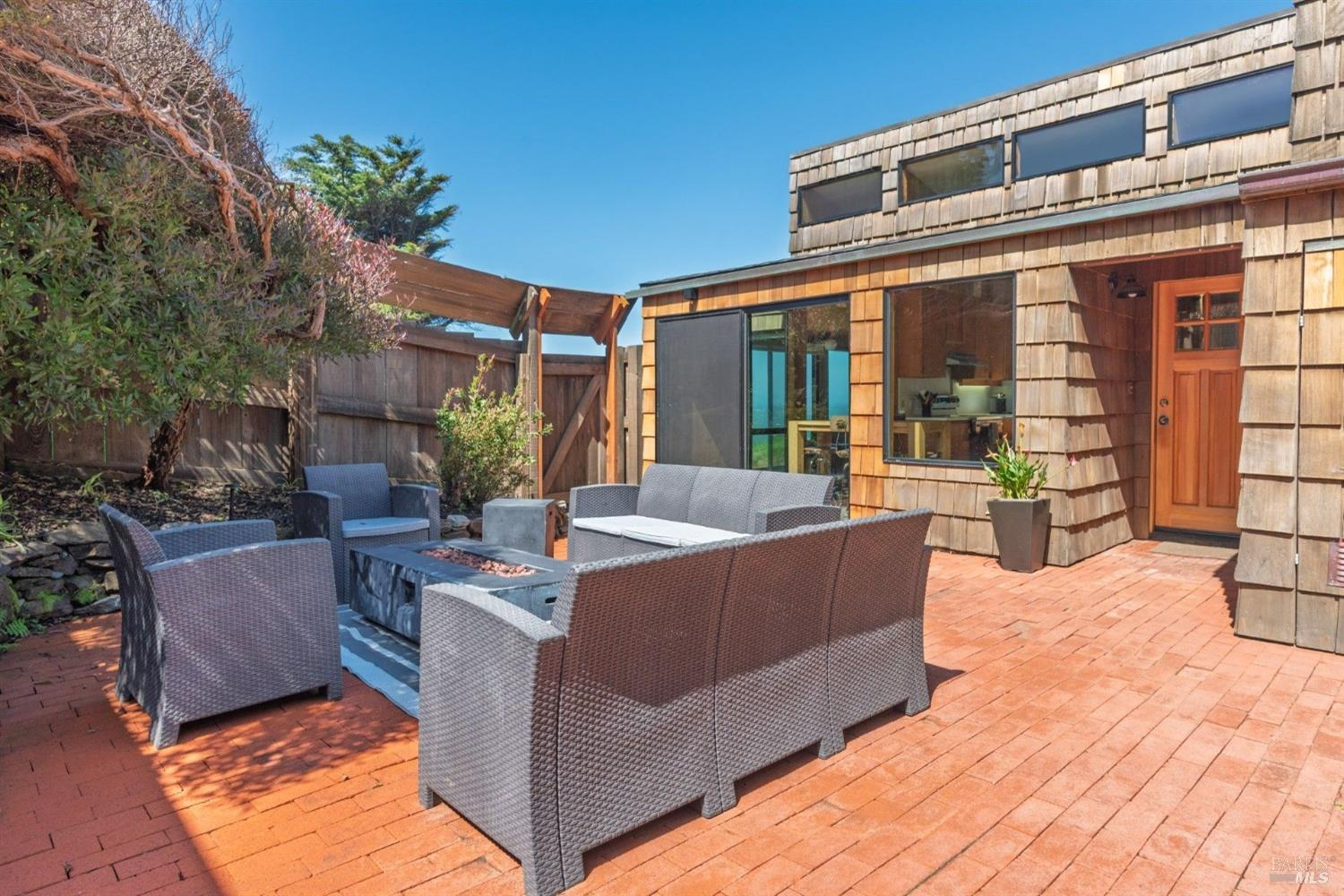 67 Black Point Reach