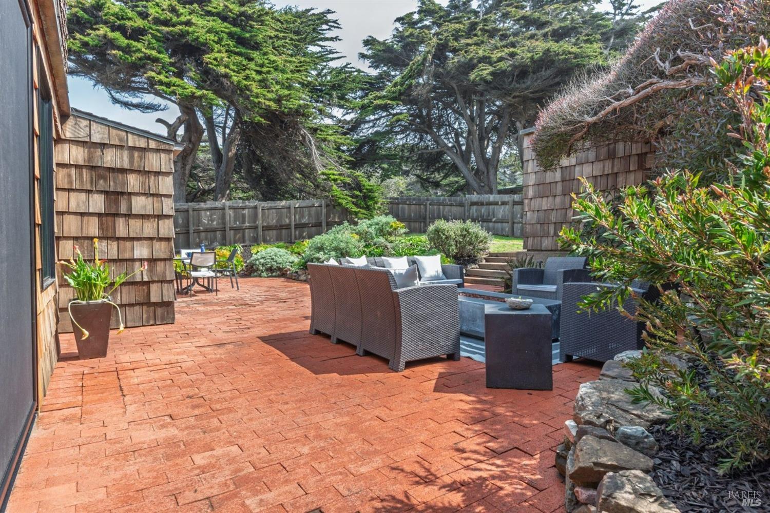 67 Black Point Reach