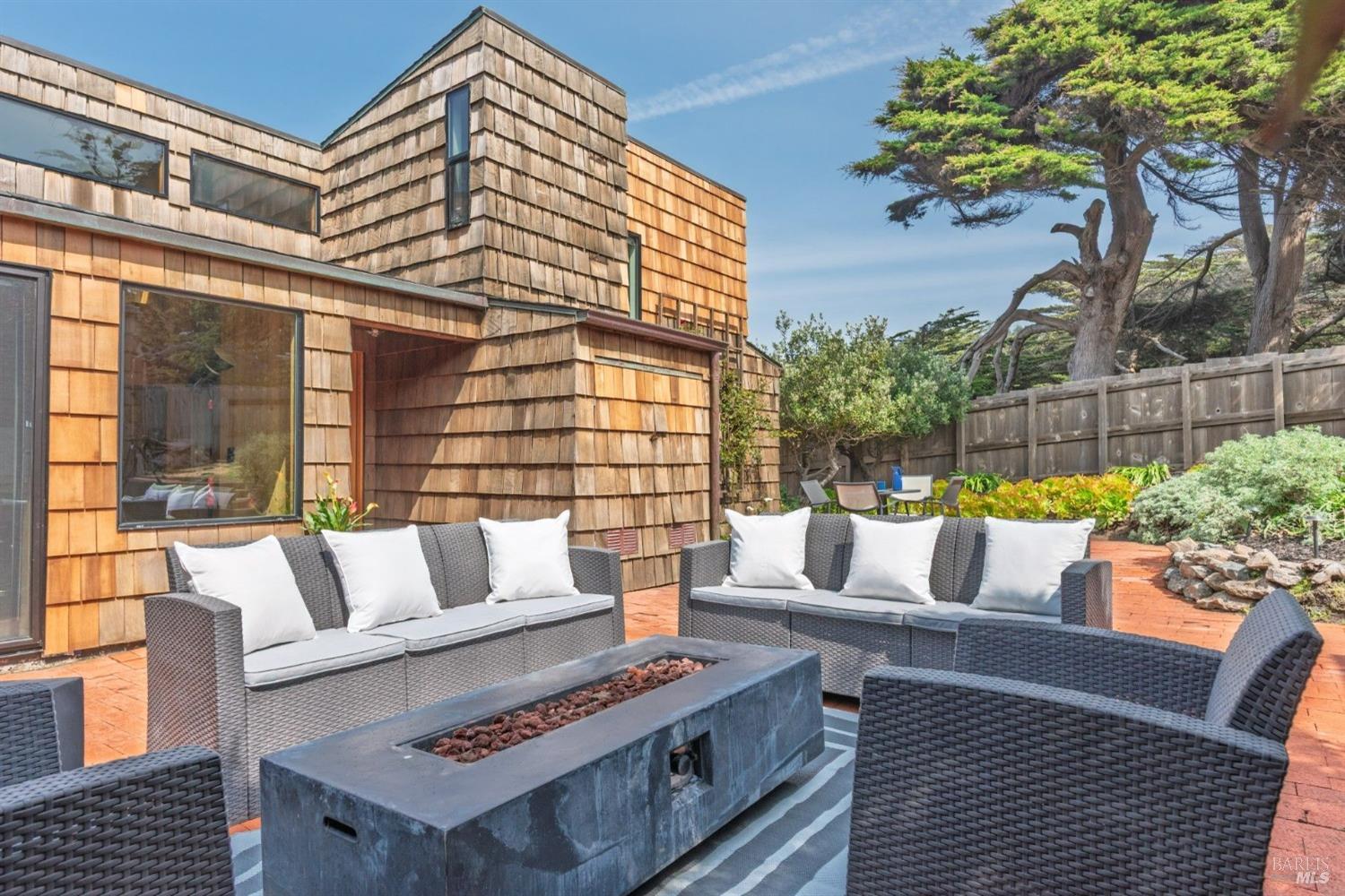 67 Black Point Reach