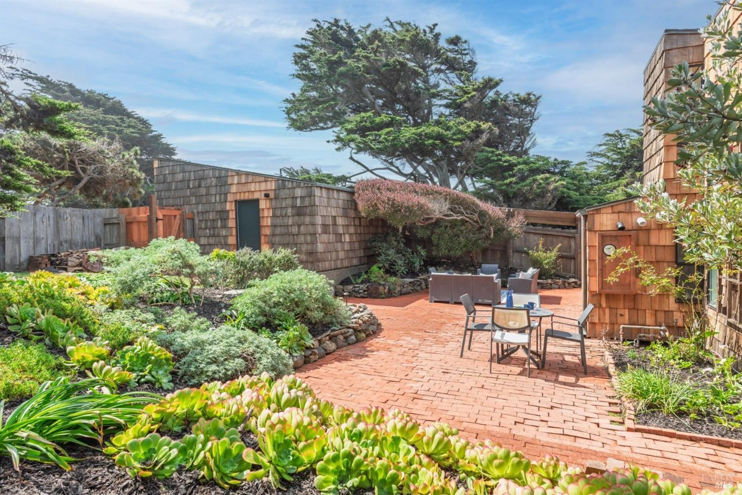 67 Black Point Reach