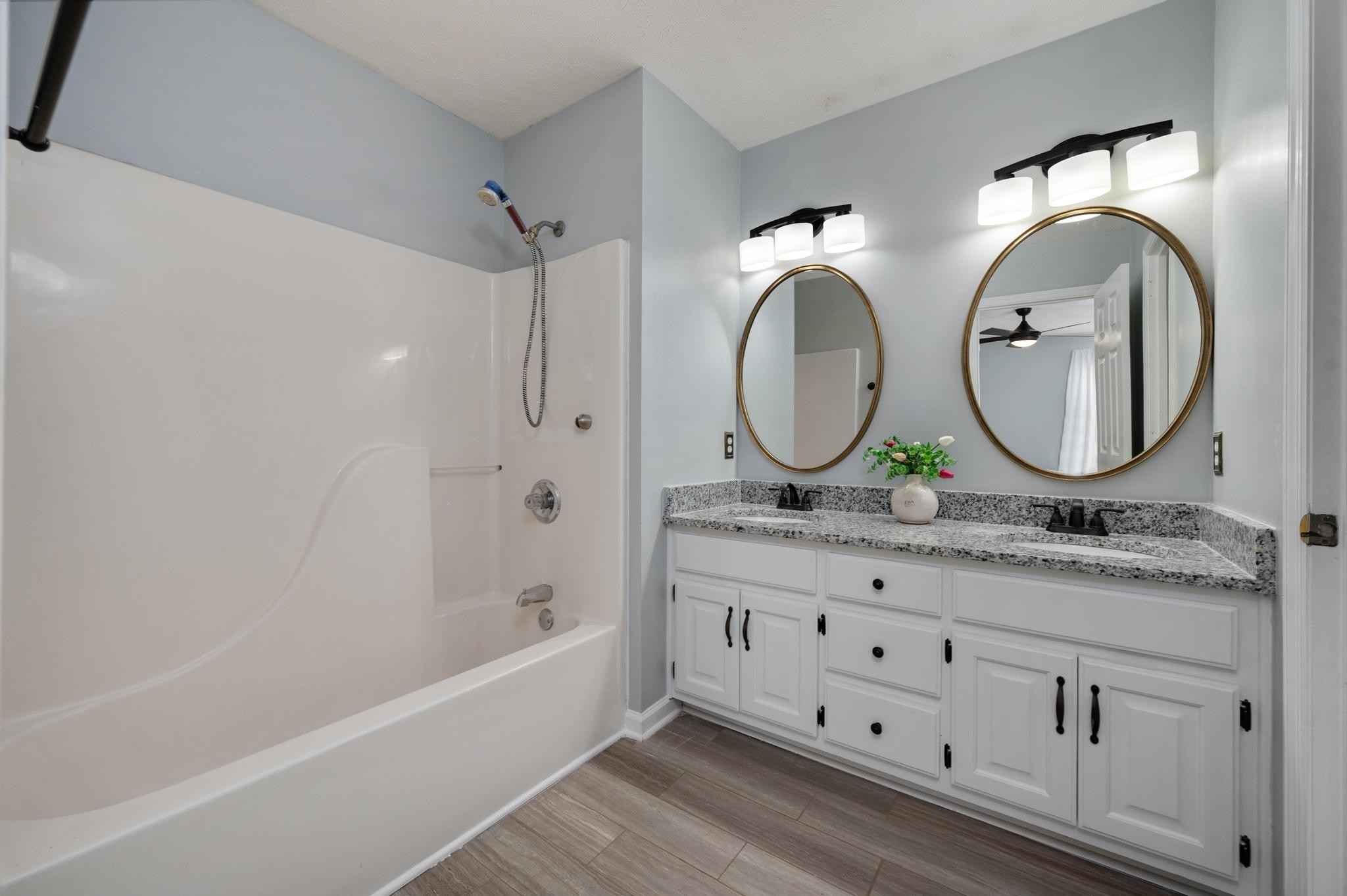 102 N Aztec Dr