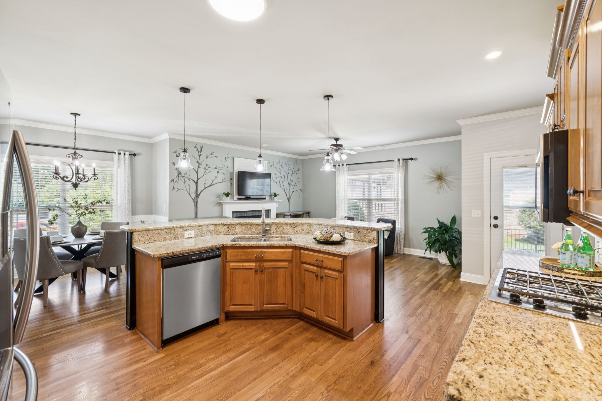 1014 Rosemont Ter