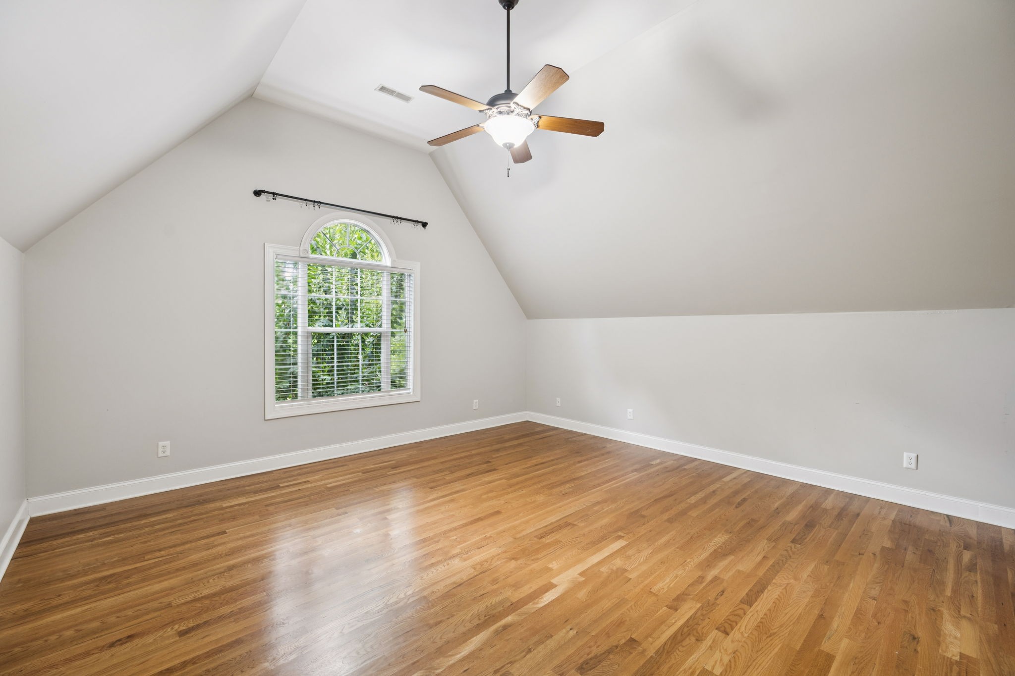 1014 Rosemont Ter