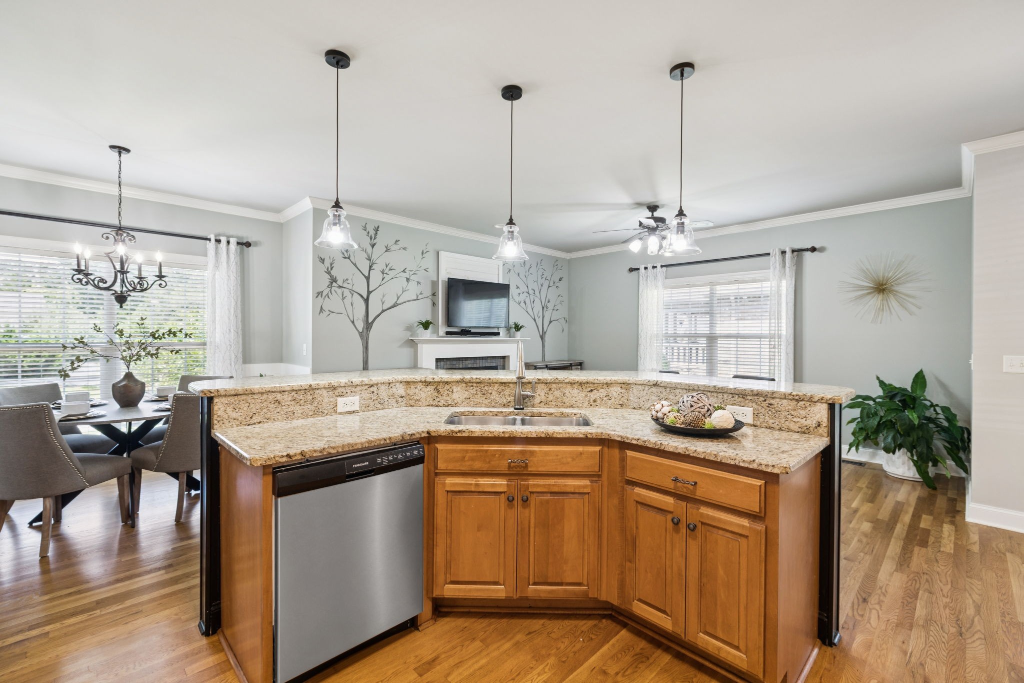 1014 Rosemont Ter