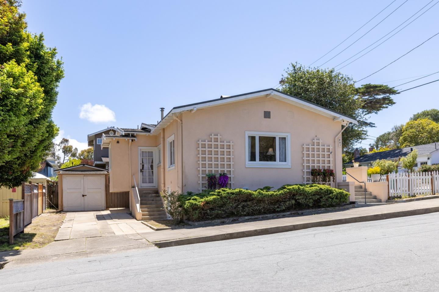 851 Laurel Avenue
