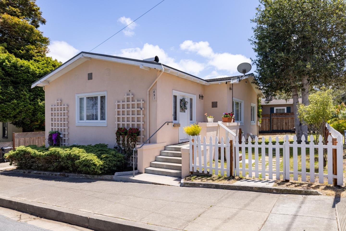 851 Laurel Avenue