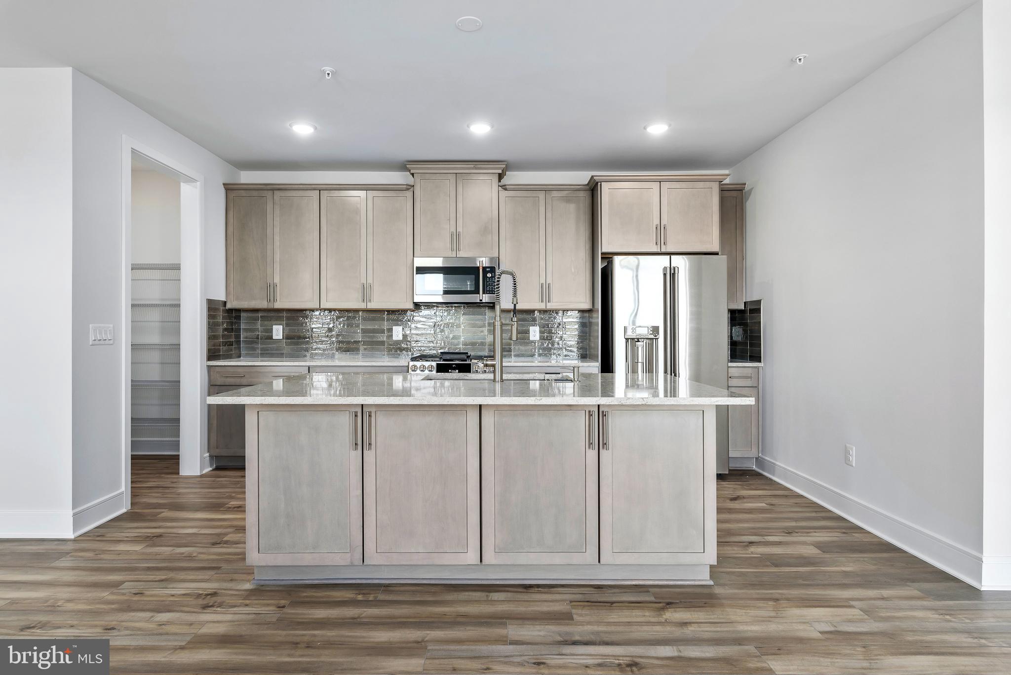 23669 Golden Embers SQUARE Unit: 303