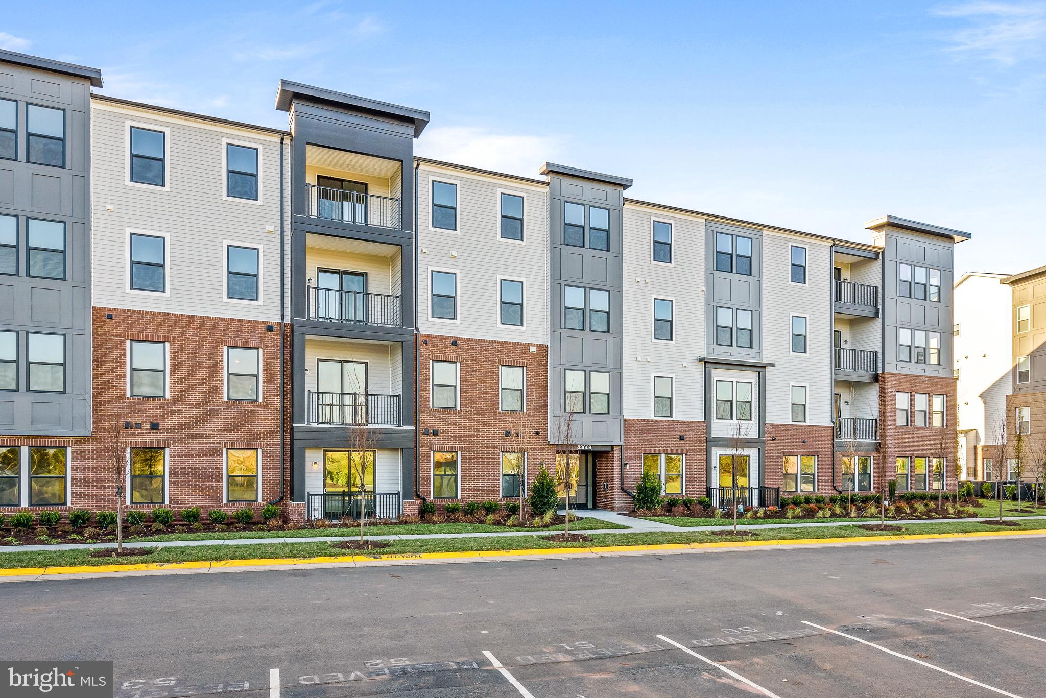 23669 Golden Embers SQUARE Unit: 303