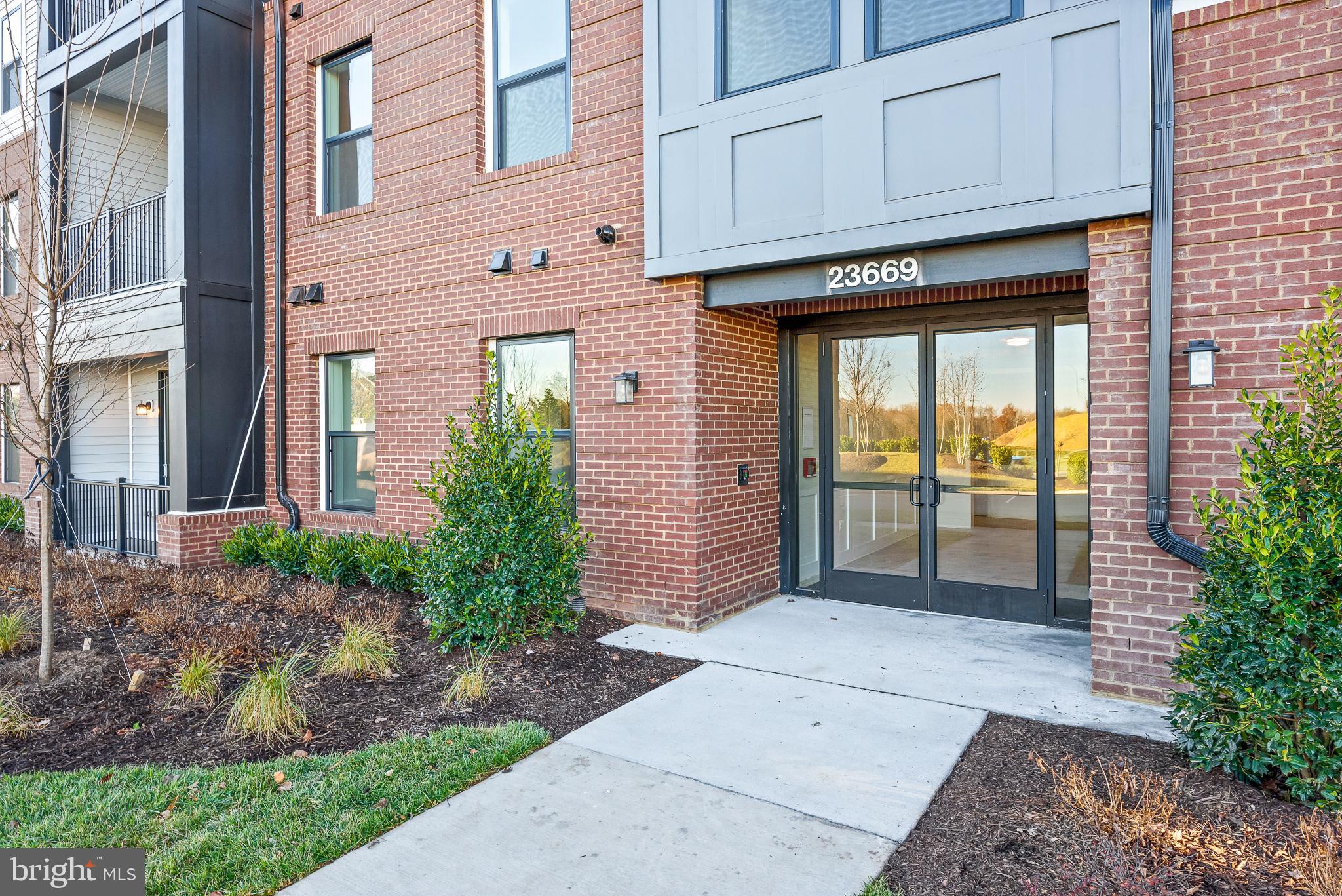 23669 Golden Embers SQUARE Unit: 303