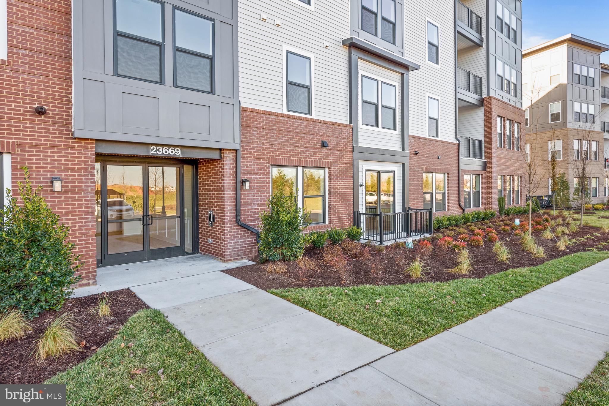 23669 Golden Embers SQUARE Unit: 303