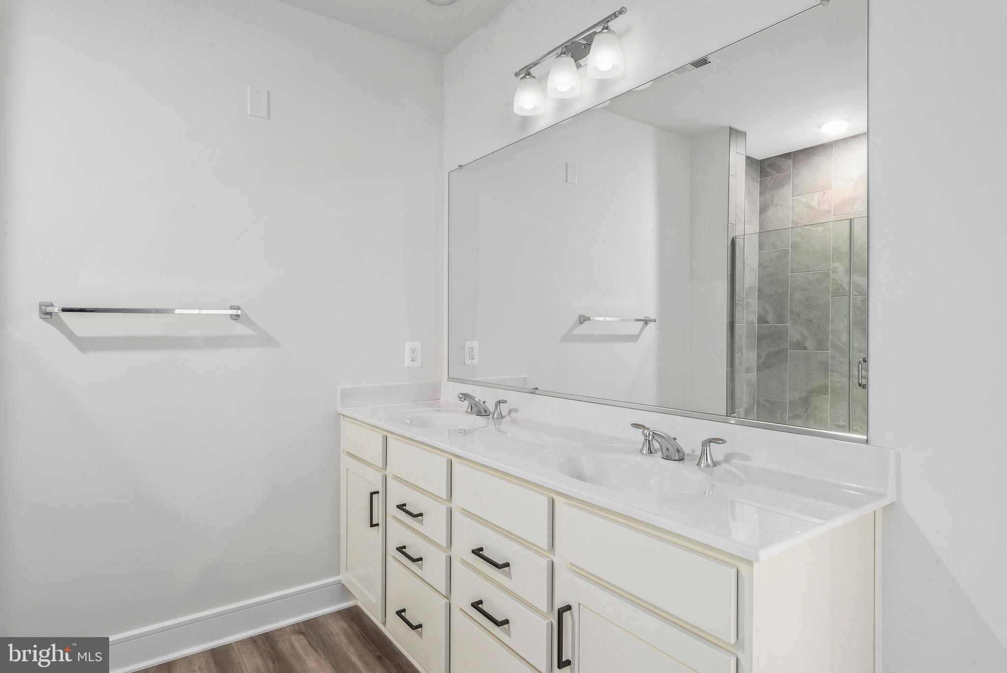 23669 Golden Embers SQUARE Unit: 303