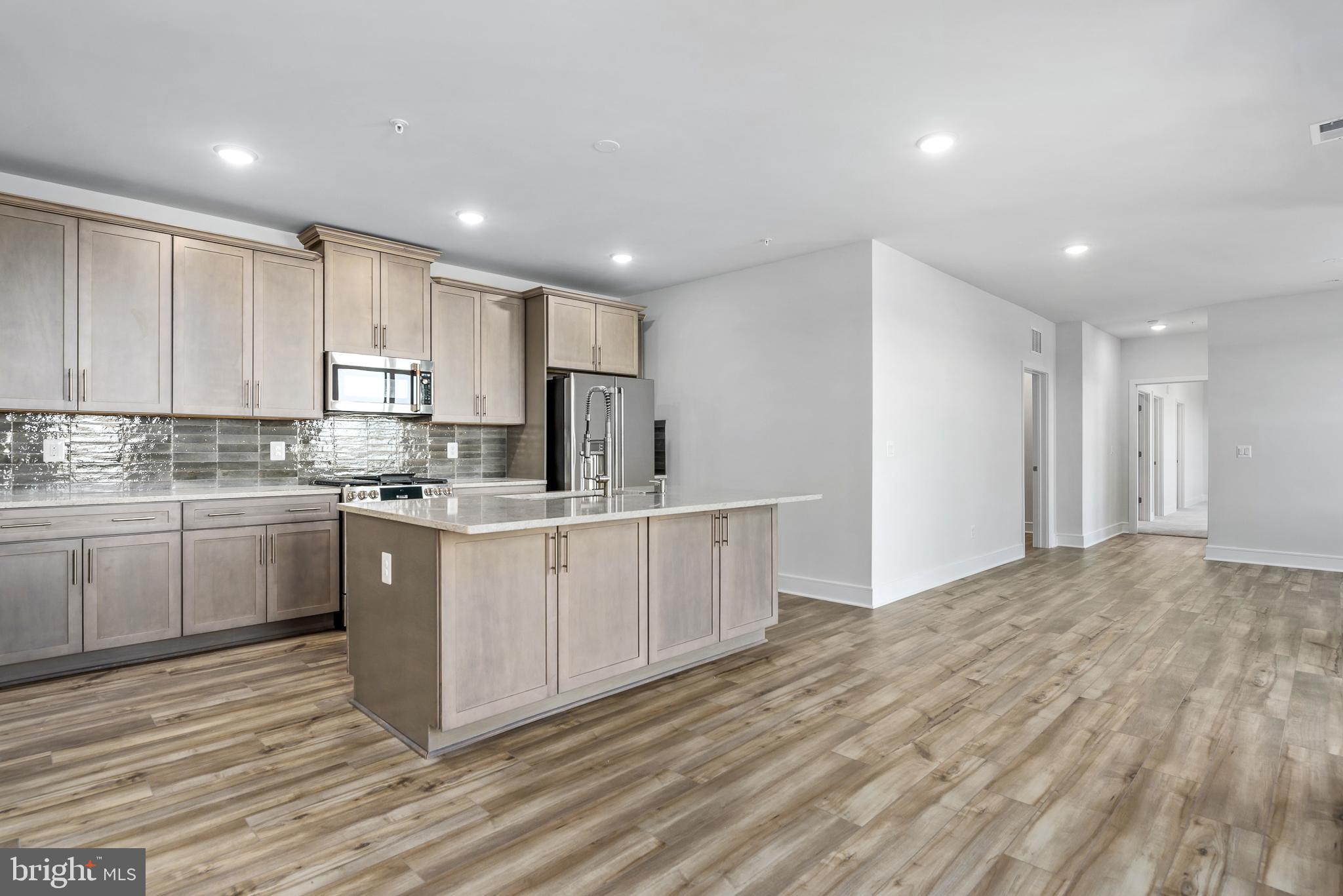 23669 Golden Embers SQUARE Unit: 303