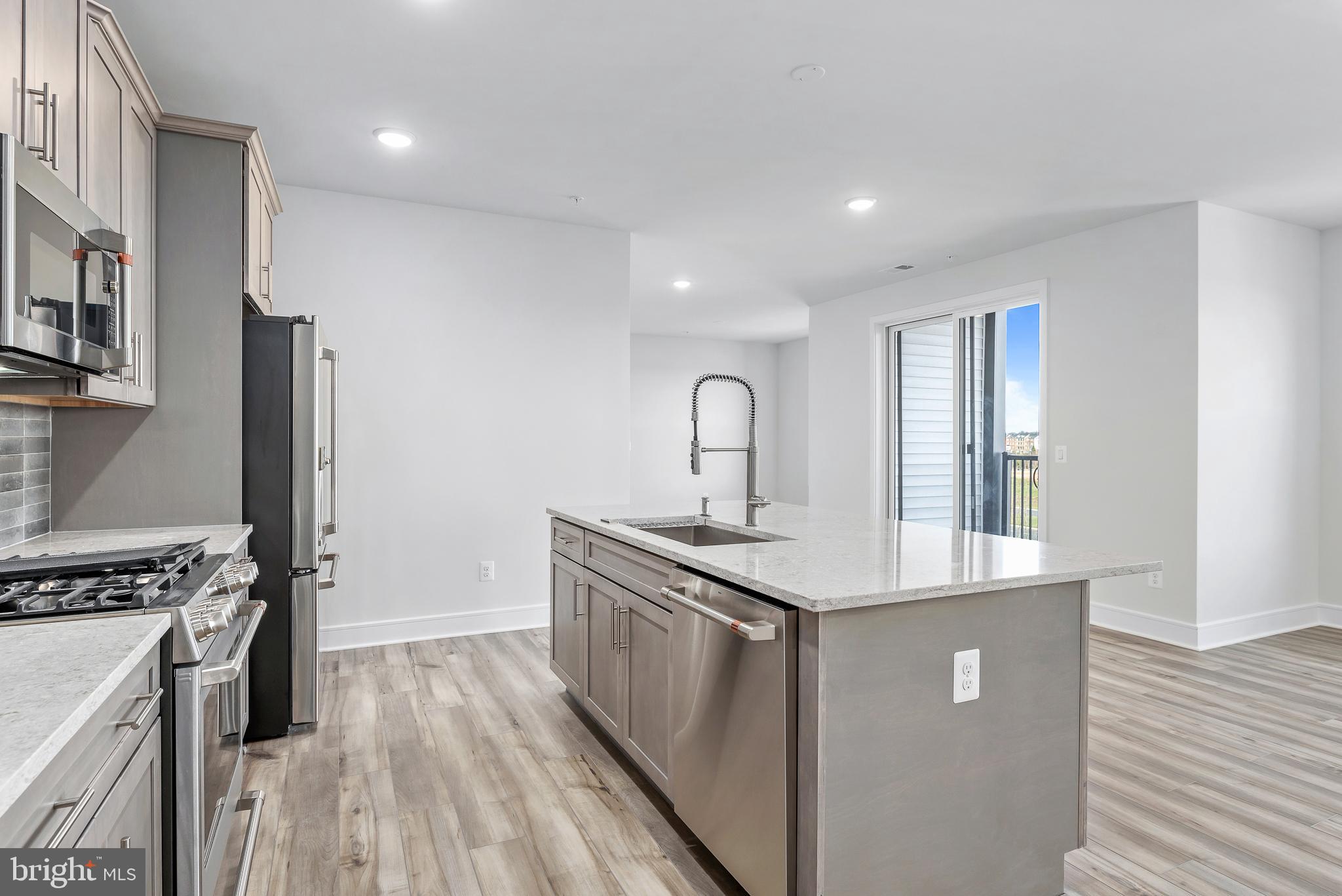 23669 Golden Embers SQUARE Unit: 303