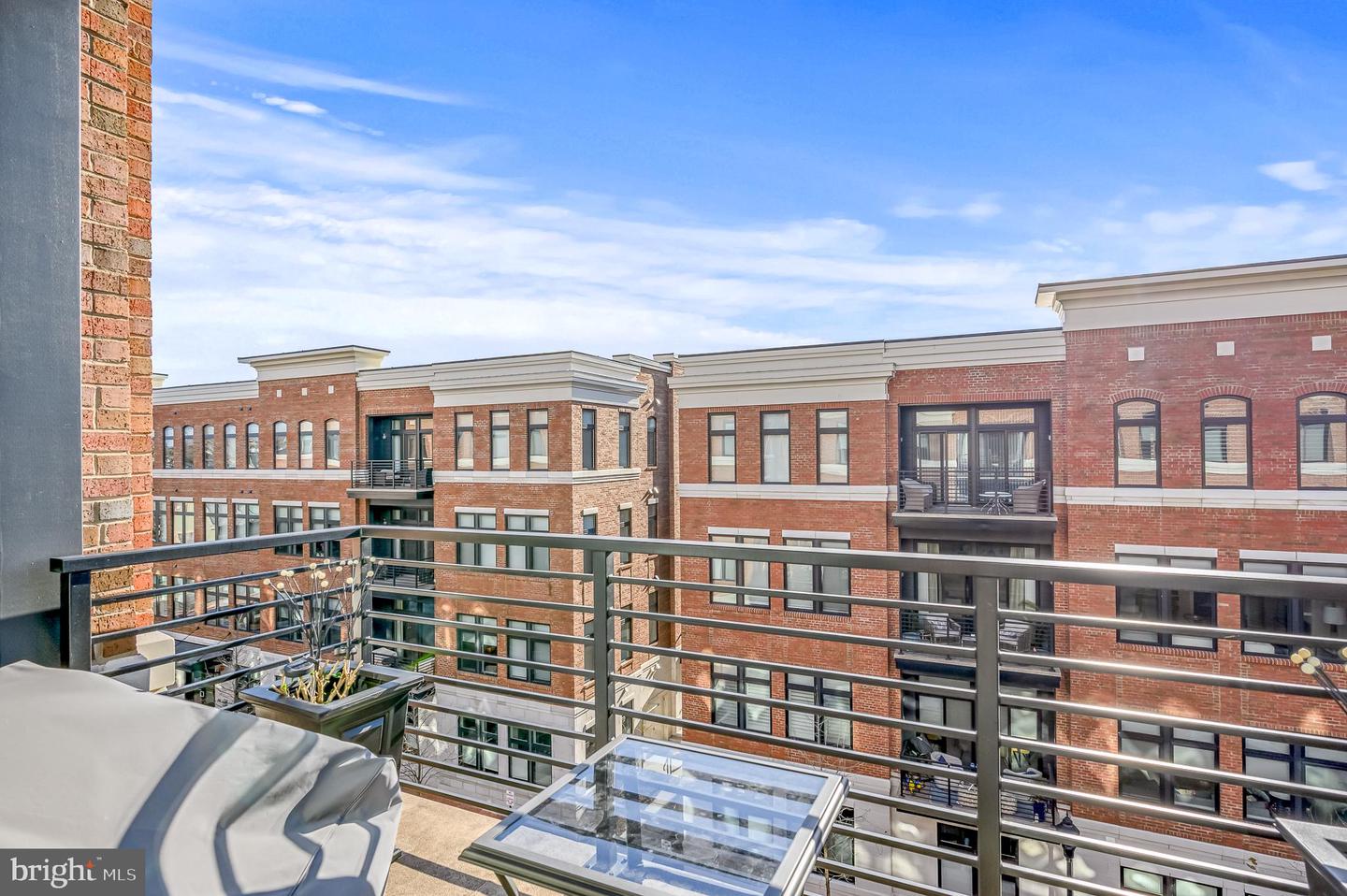 2 Stationmaster STREET SE Unit: 403