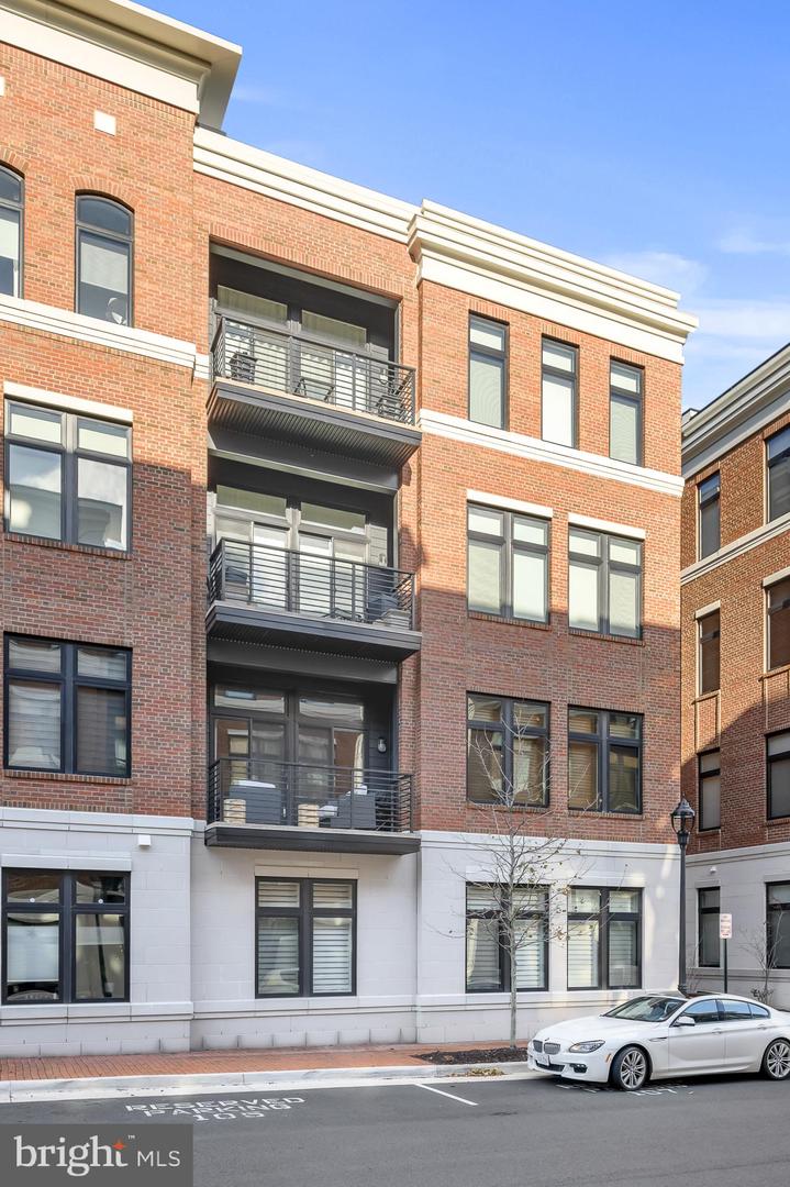 2 Stationmaster STREET SE Unit: 403