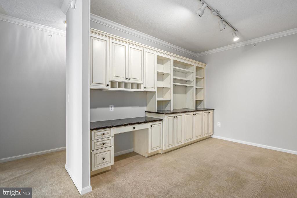 19360 Magnolia Grove Sq #409