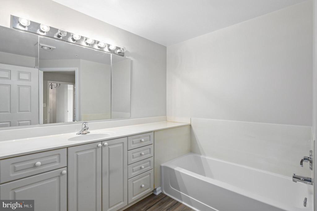 19360 Magnolia Grove Sq #409
