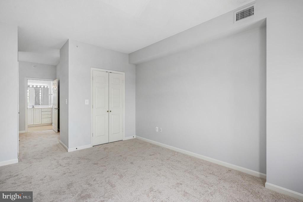 19350 Magnolia Grove Sq #405