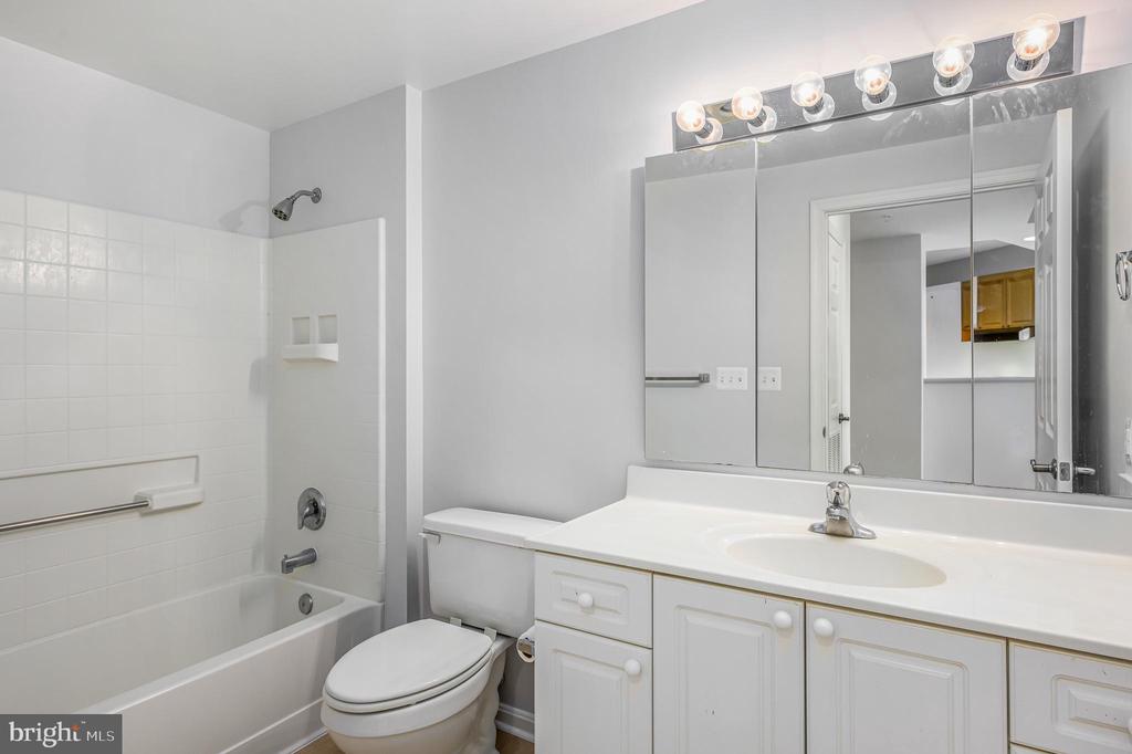 19350 Magnolia Grove Sq #405