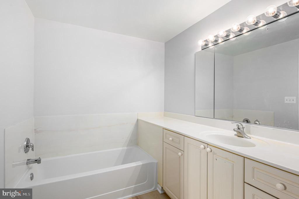 19350 Magnolia Grove Sq #405