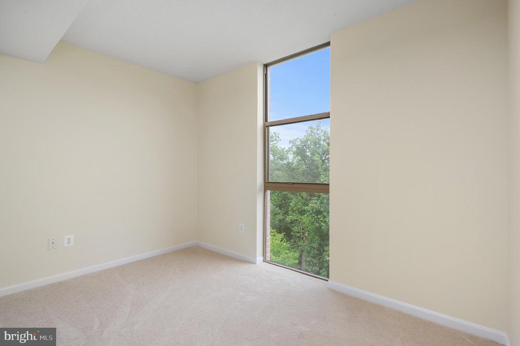 19350 Magnolia Grove Sq #411
