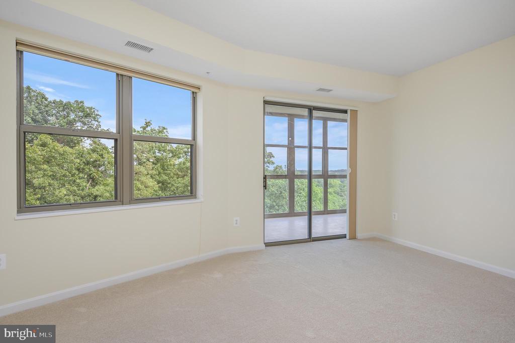 19350 Magnolia Grove Sq #411