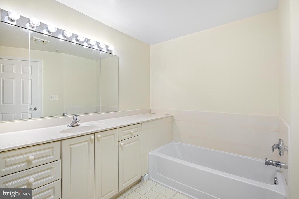 19350 Magnolia Grove Sq #411