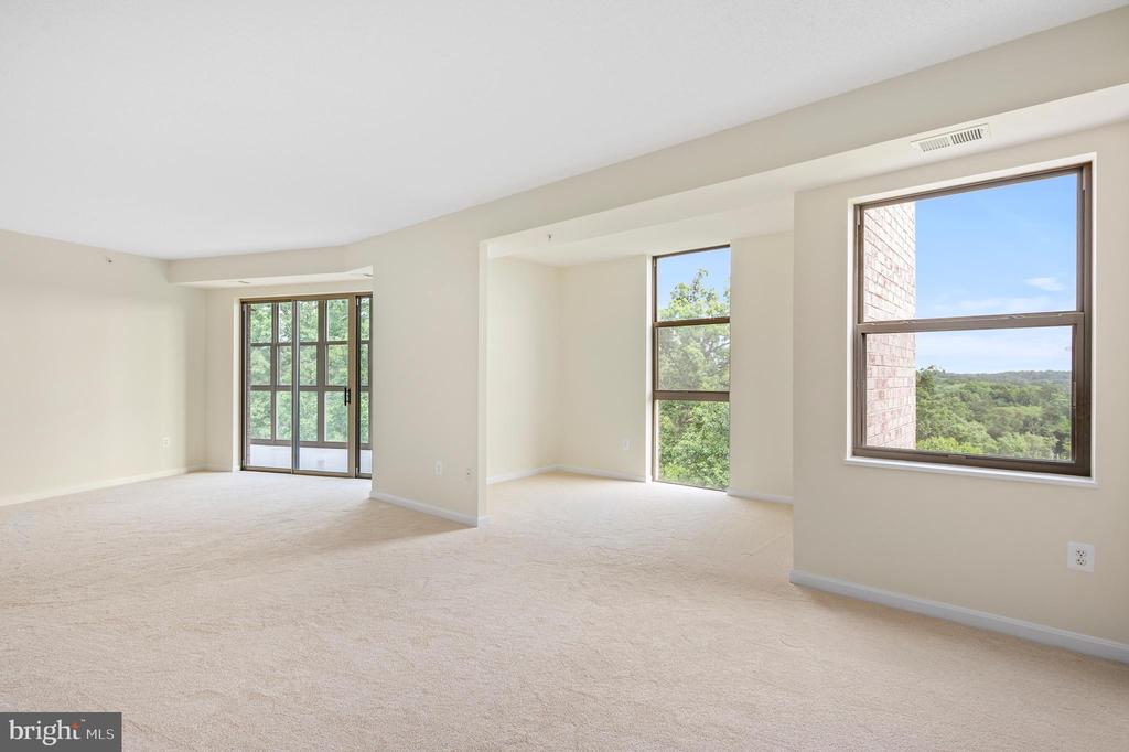 19350 Magnolia Grove Sq #411