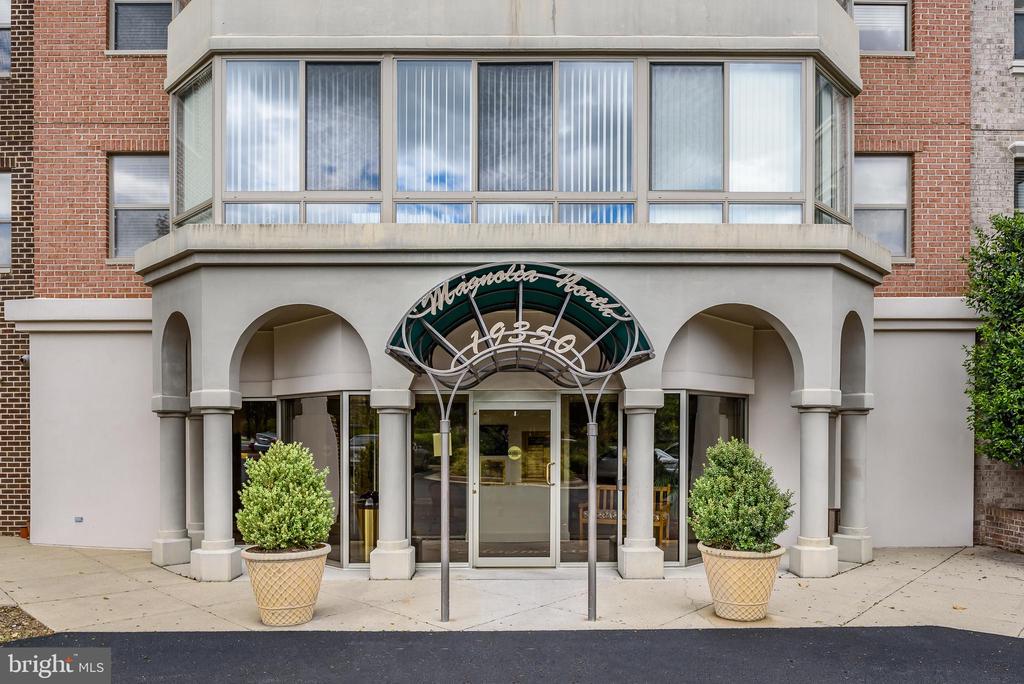 19350 Magnolia Grove Sq #109