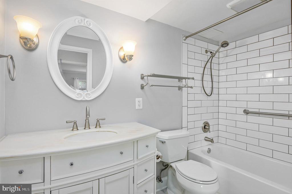 125-E Clubhouse Dr SW #1