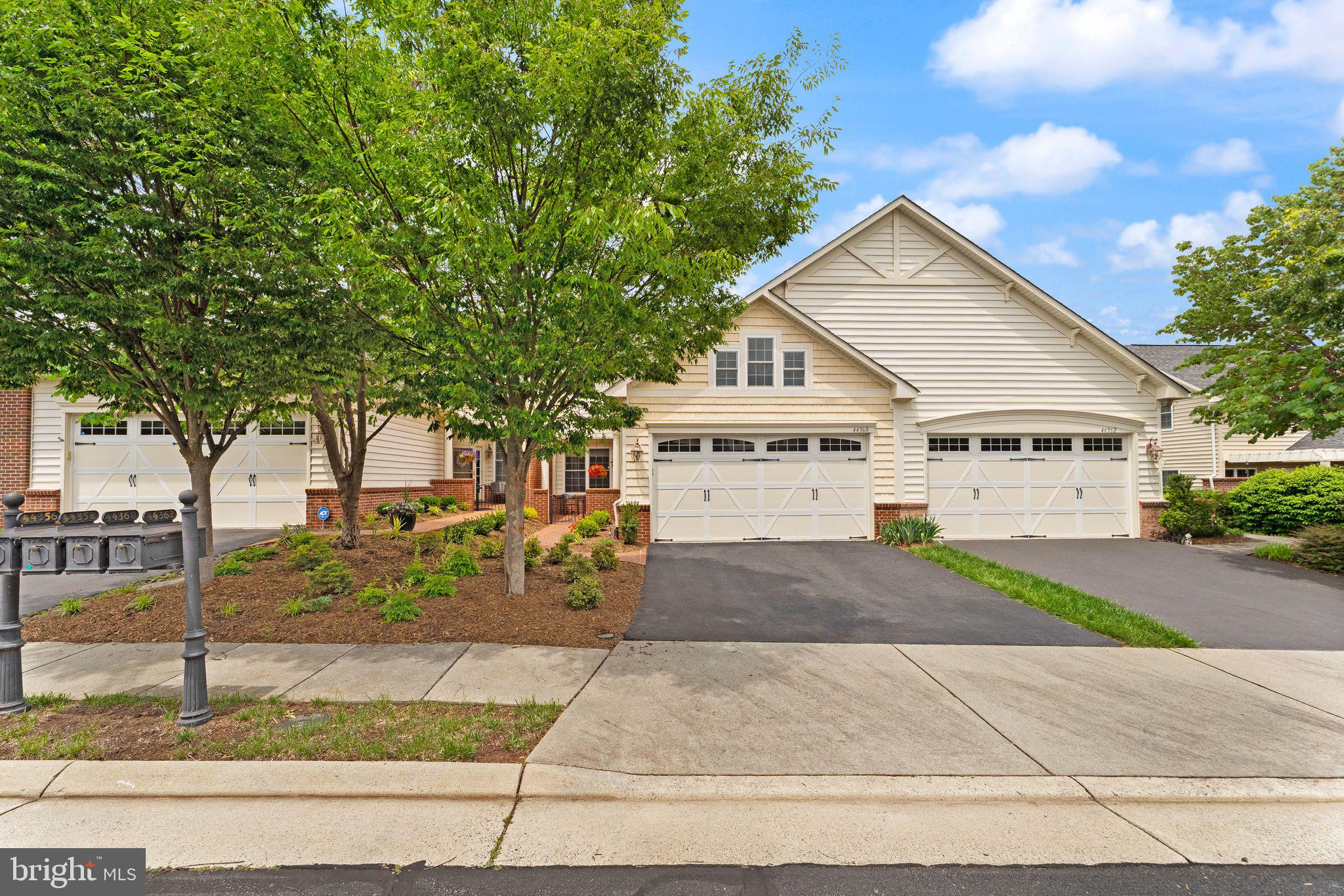 44360 Oakmont Manor Sq