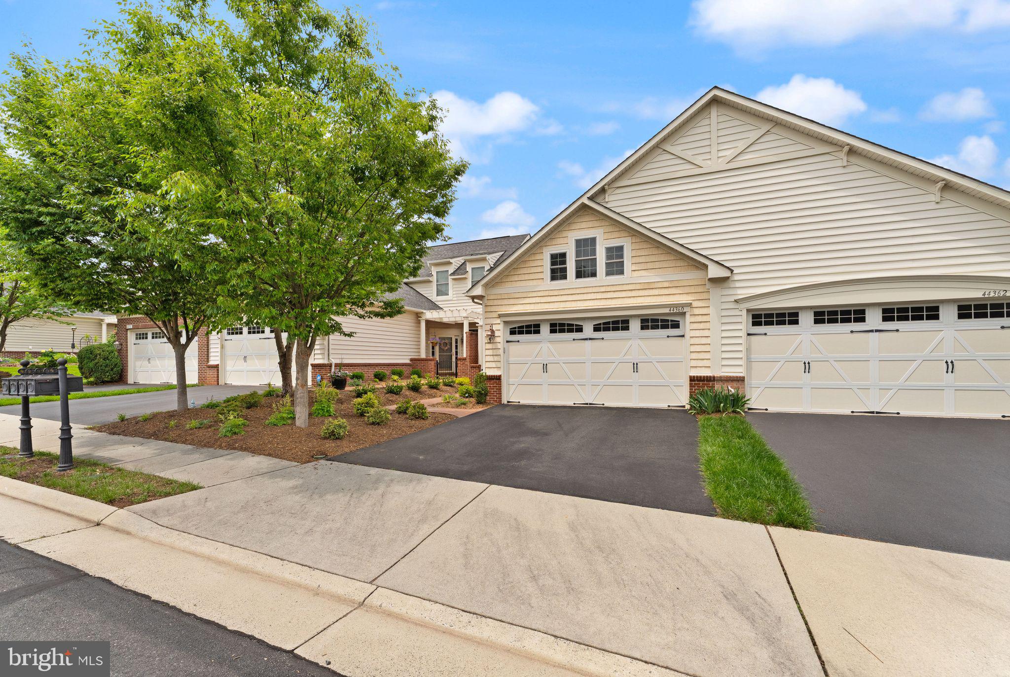 44360 Oakmont Manor Sq