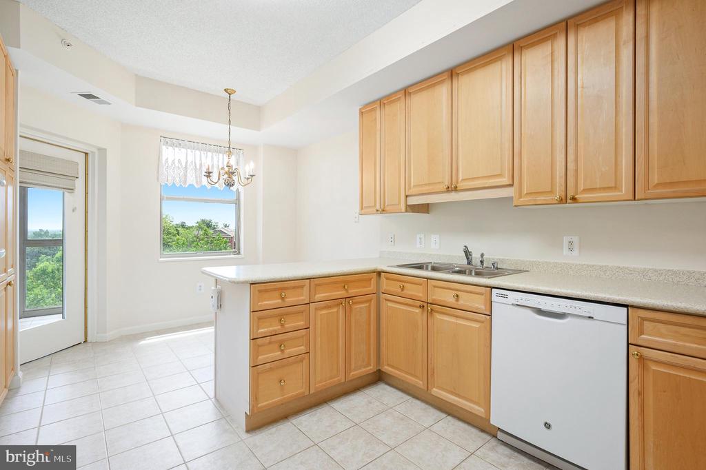 19370 Magnolia Grove Sq #410