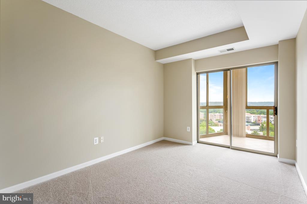 19375 CYPRESS RIDGE TERRACE Unit: 916