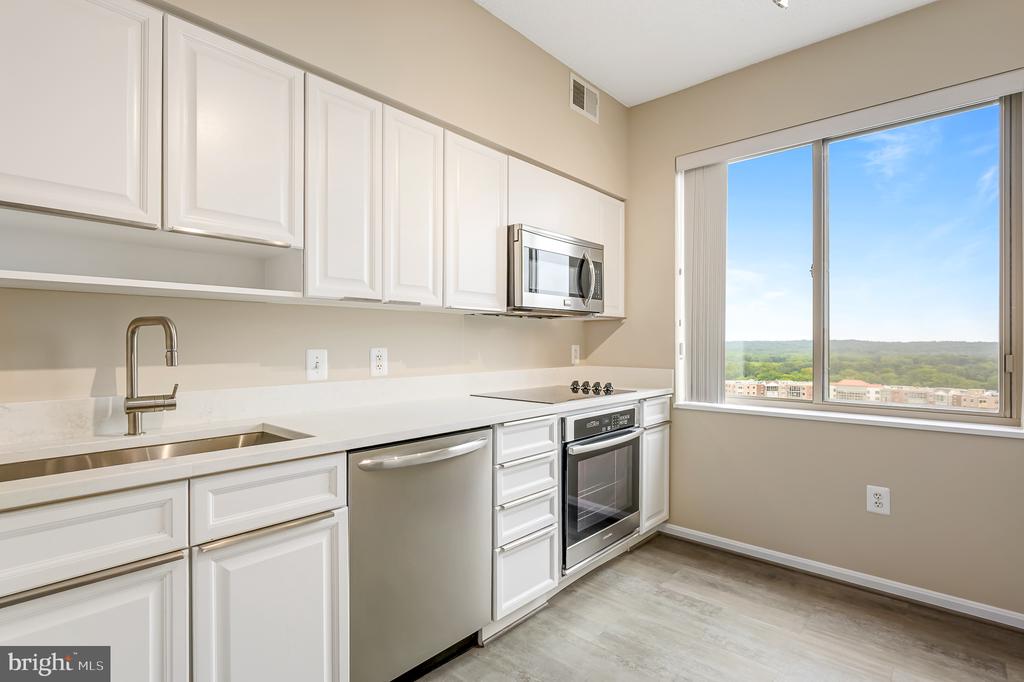 19375 CYPRESS RIDGE TERRACE Unit: 916