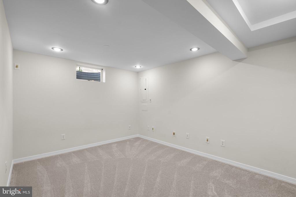 8037 WATERVIEW COURT