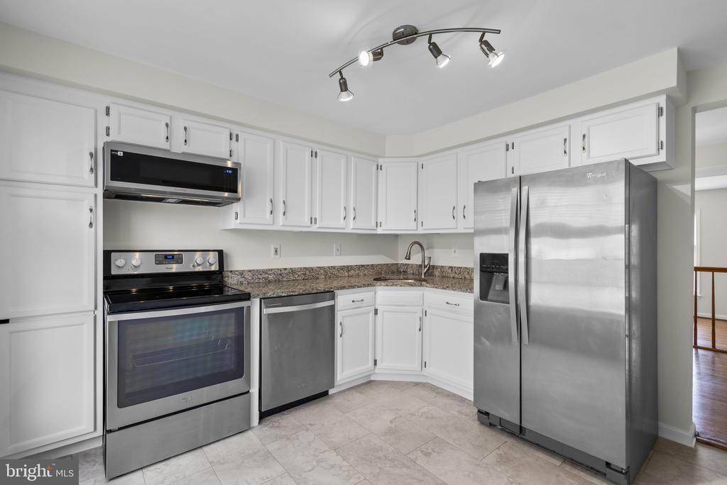 8037 WATERVIEW COURT