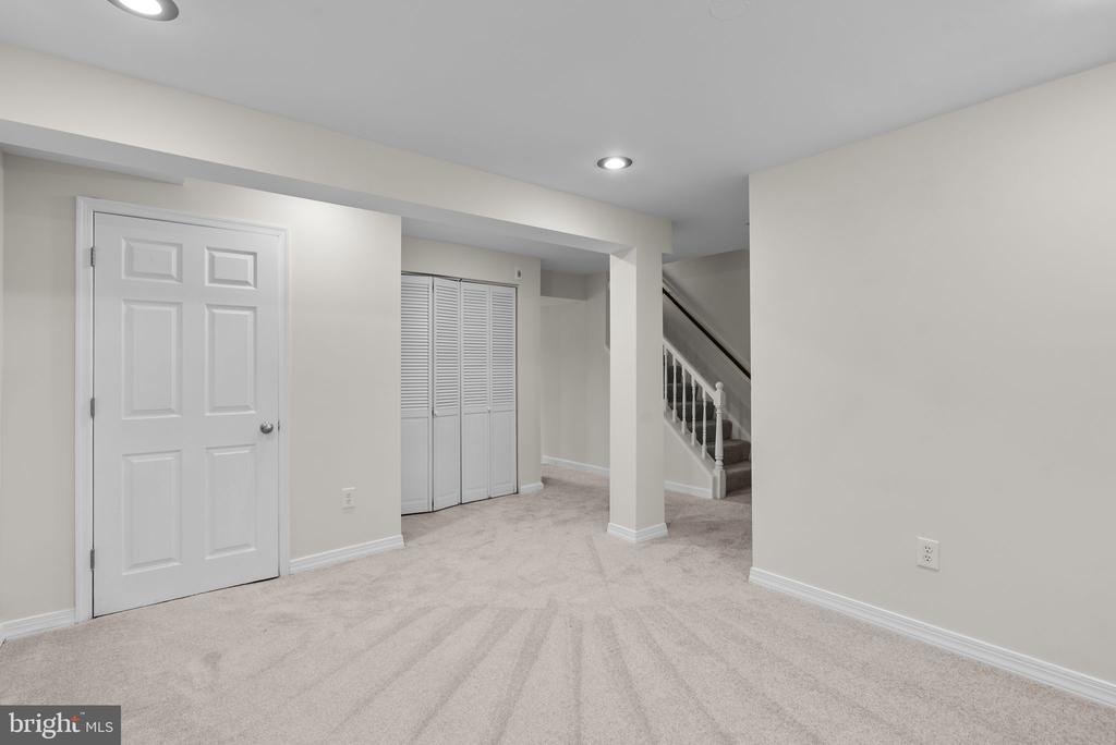 8037 WATERVIEW COURT