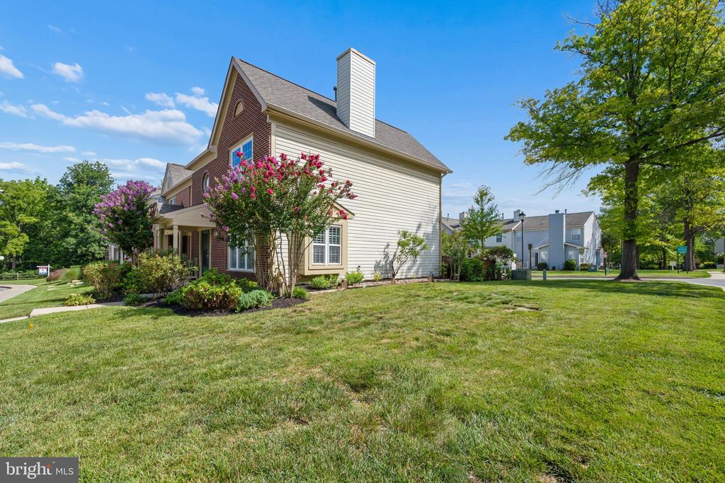 879 WATERFORD DRIVE