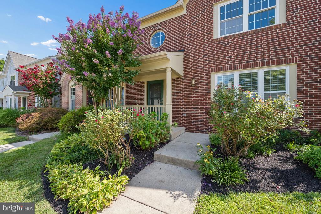 879 WATERFORD DRIVE
