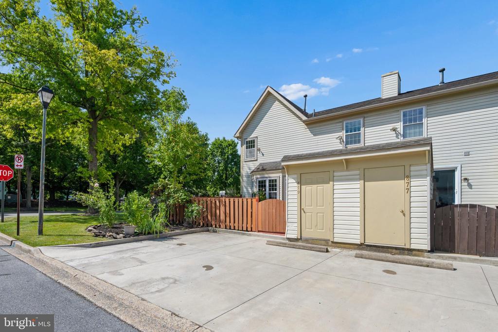 879 WATERFORD DRIVE