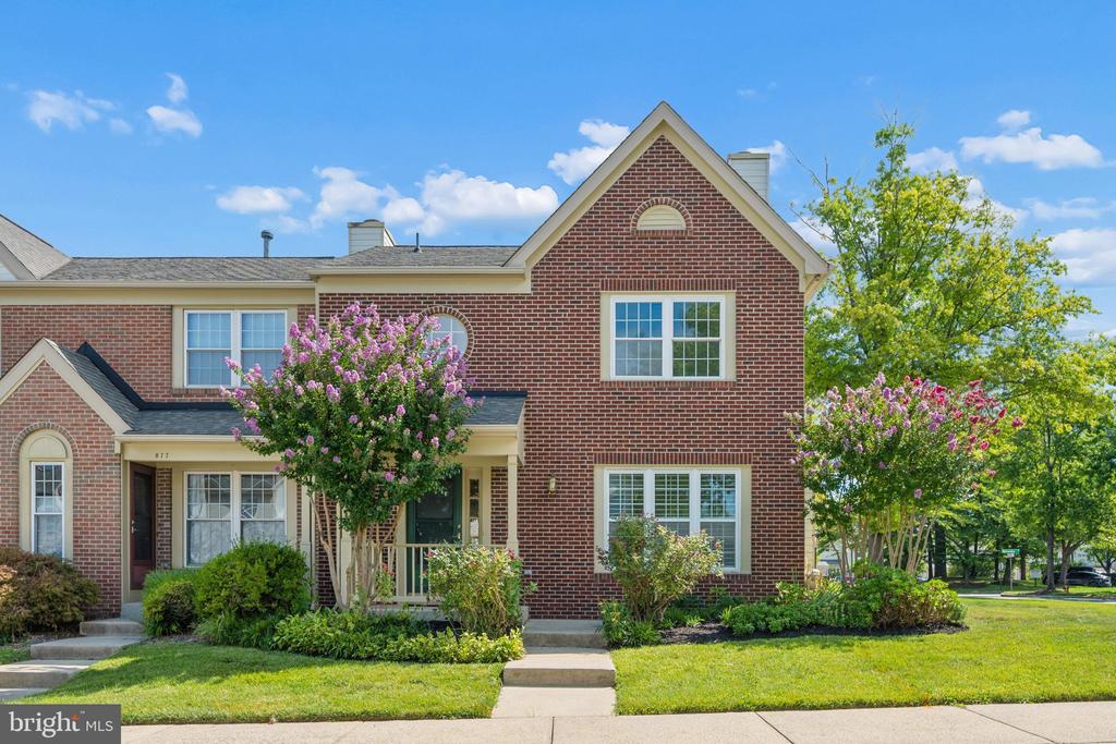 879 WATERFORD DRIVE