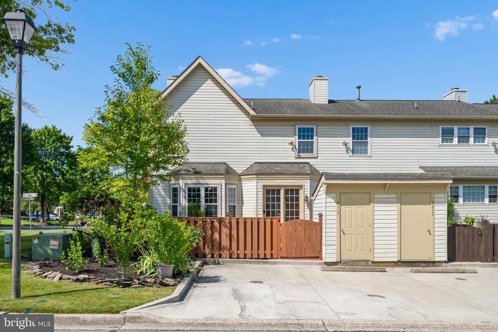 879 WATERFORD DRIVE