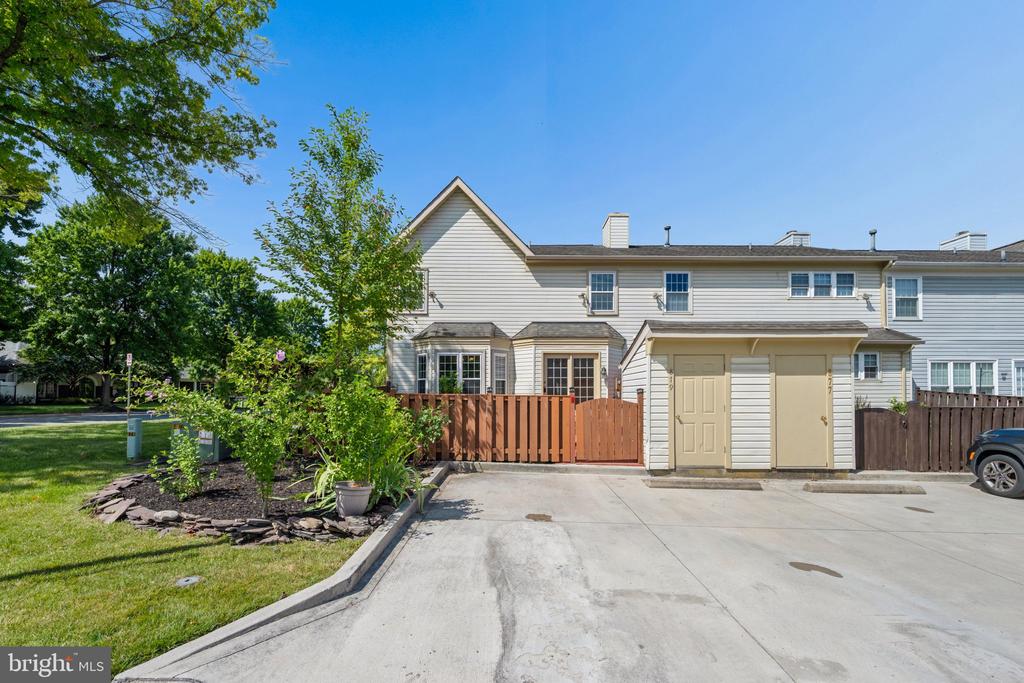 879 WATERFORD DRIVE