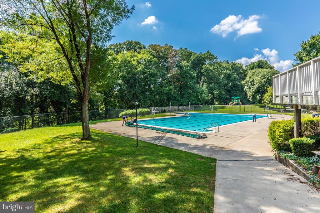 34 SPINNING WHEEL COURT
