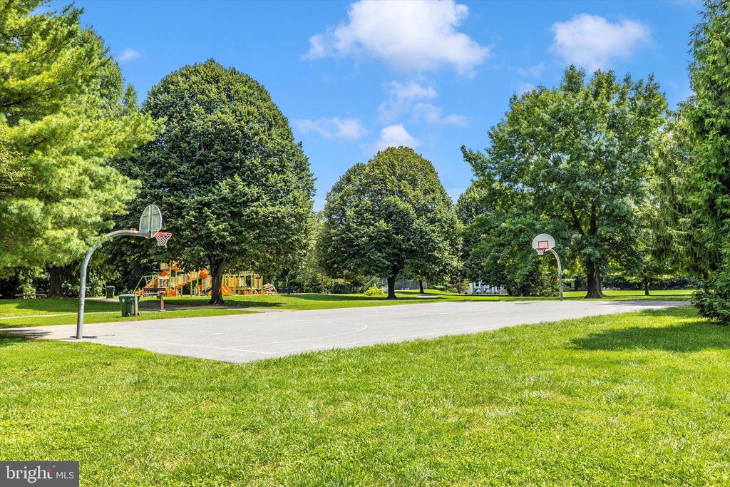 34 SPINNING WHEEL COURT